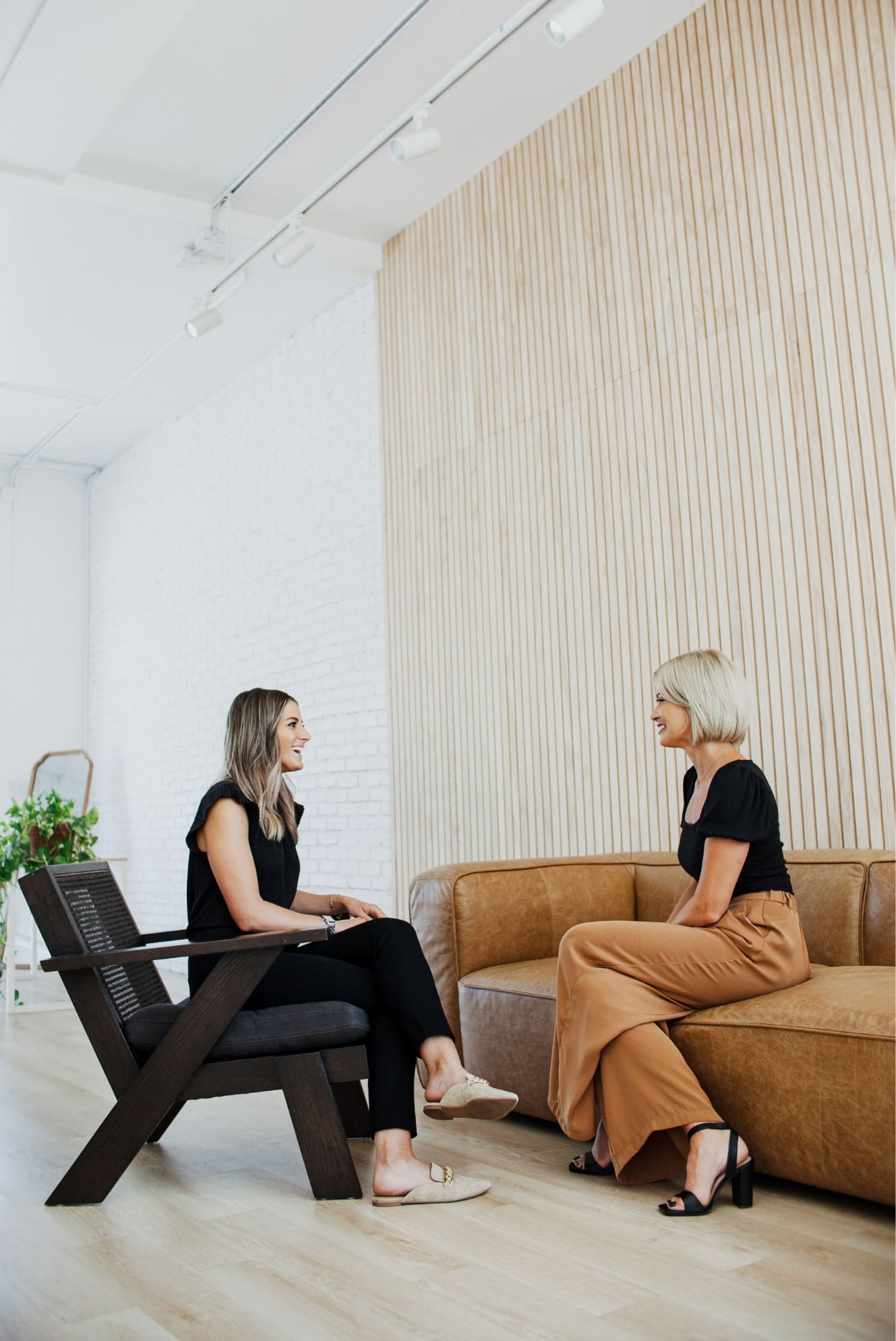 therapist and patient having delightful conversation at carencia